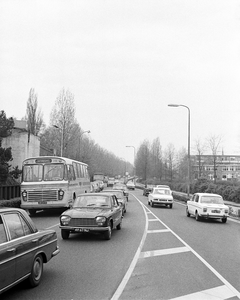854976 Afbeelding van het autoverkeer op de Ds. Martin Luther Kinglaan te Utrecht, vanaf het 24 Oktoberplein.